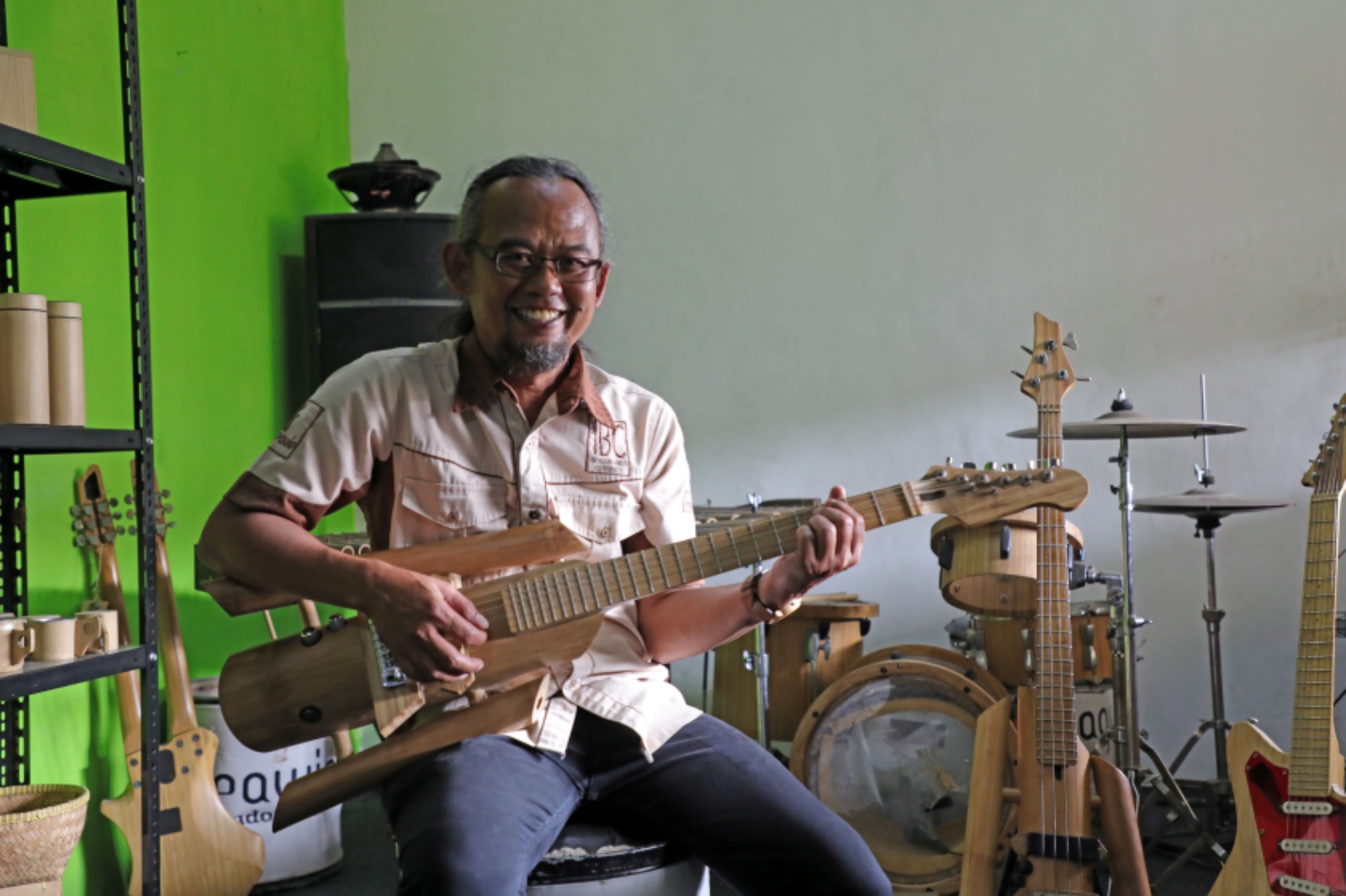 KREATIF: Berkat kegigihan Adang, alat musik berbahan bambu sudah dipasarkan hingga ke internasional.