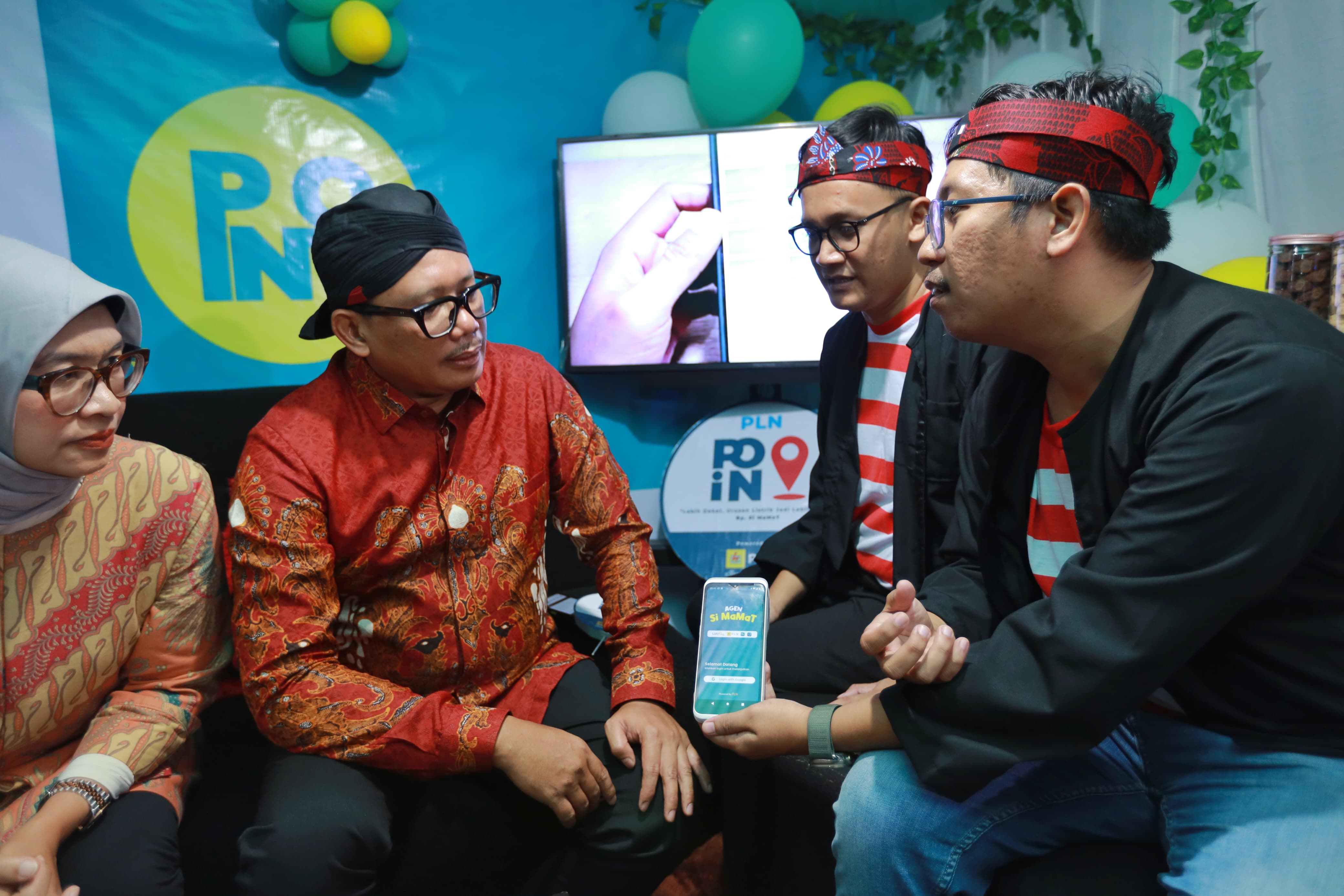 INOVATIF: General Manager PT. PLN (Persero) Unit Induk Jawa Timur, Agus Kuswardoyo berbincang dengan innovator program Si Mamat.