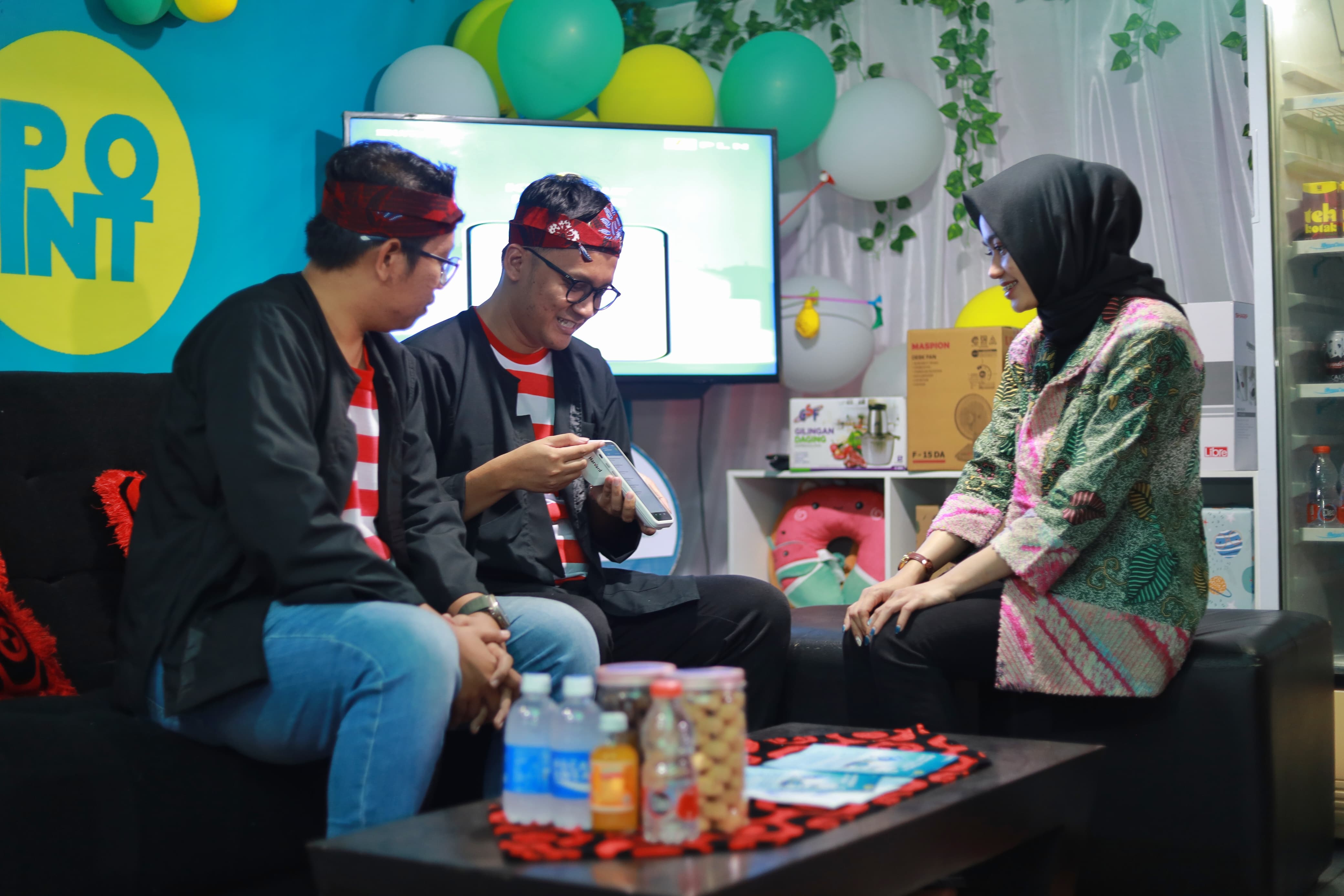 EDUKASI: Innovator Si Mamat menjelaskan program Si Mamat pada pelanggan yang berkunjung pada booth PLN UP3 Madura.