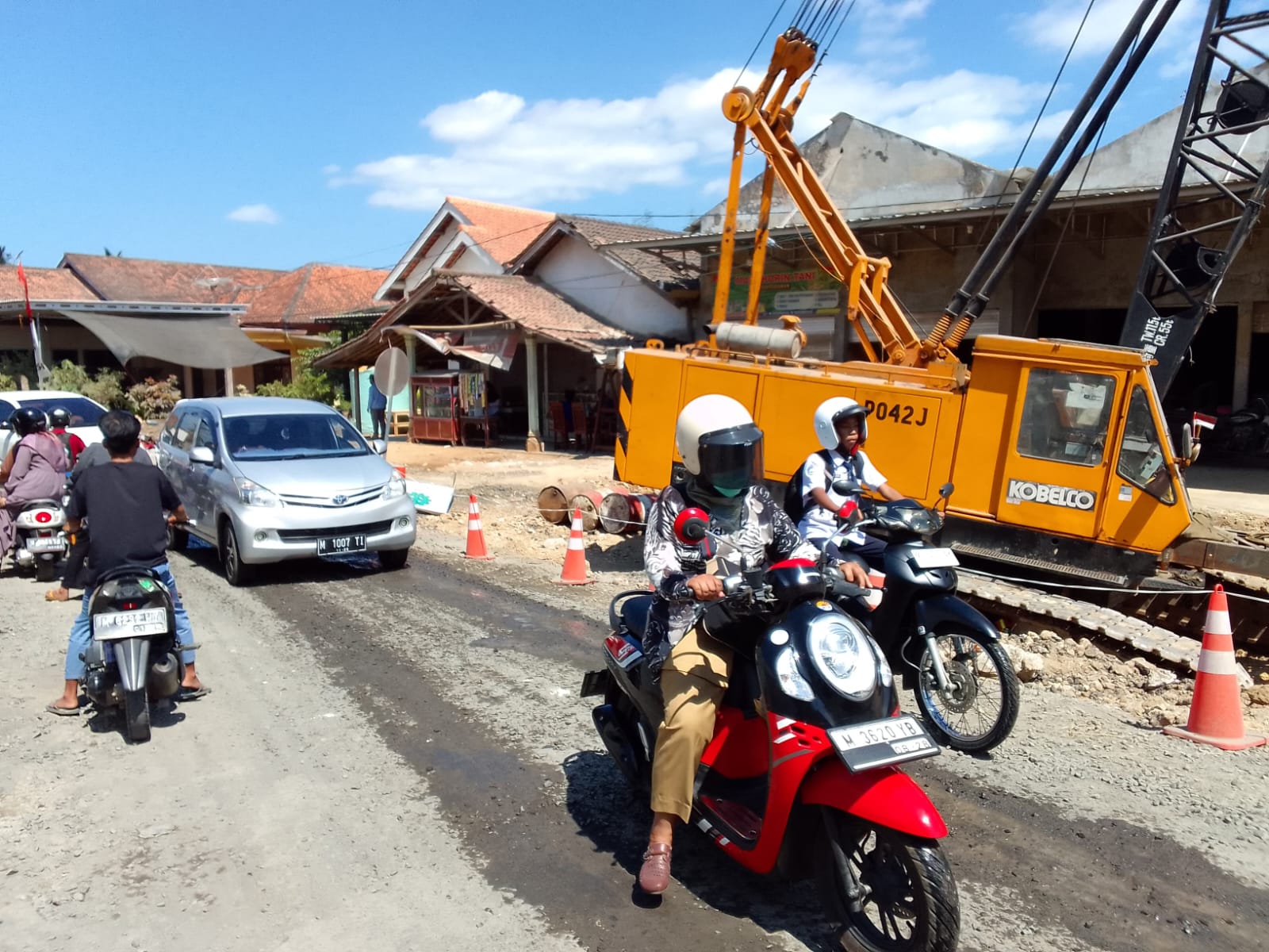 SEDANG DIKERJAKAN: Pengendara melintas di jembatan sementara di Desa Beraji, Kecamatan Gapura, Sumenep. (MOH. LATIF/JPRM)