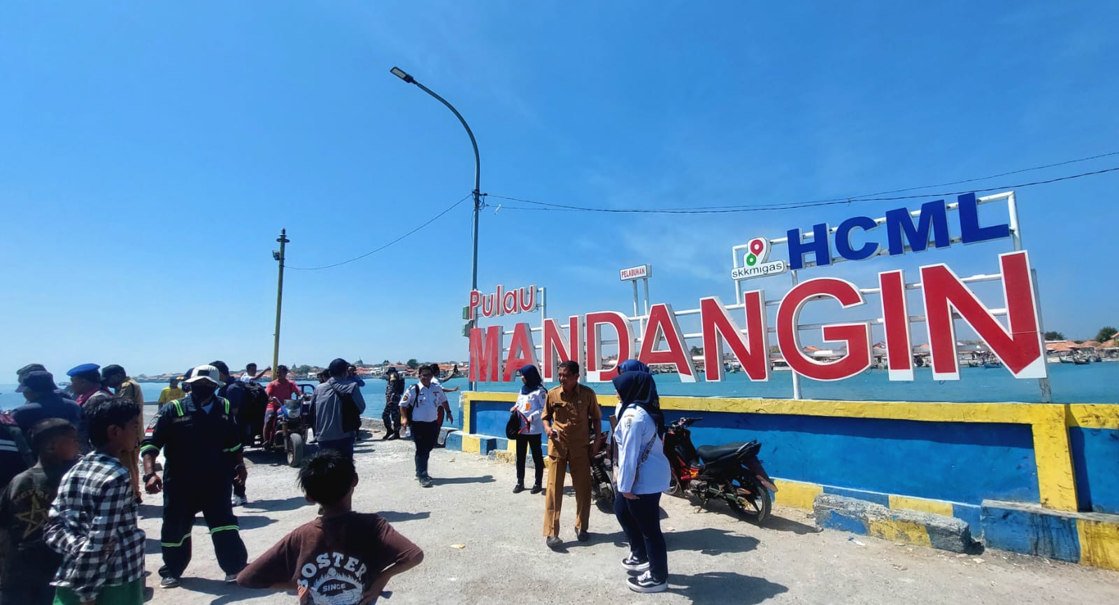 TERIK: Sejumlah warga berada di Desa/Pulau Mandangin, Kecamatan Sampang, Senin (2/9). (JUNAIDI PONDIYANTO/JPRM)