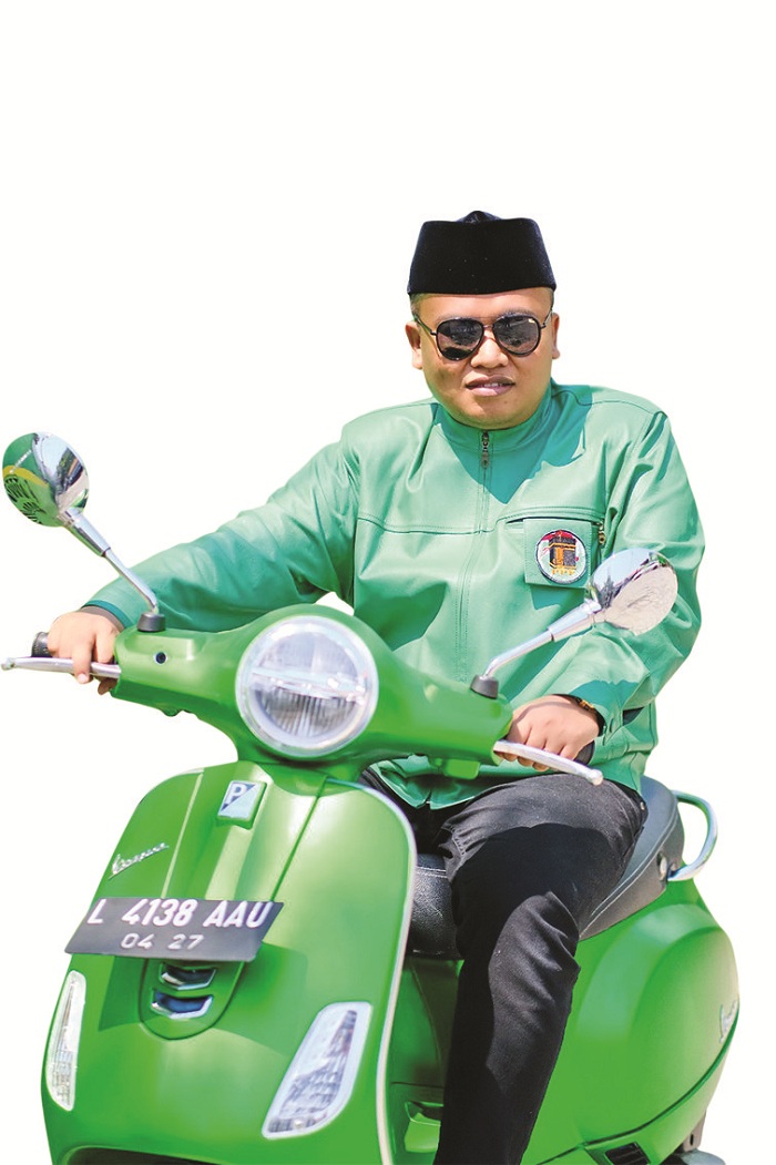SEMANGAT MUDA: Anggota DPRD Provinsi Jatim Nurul Huda saat mengendarai motor vespa. (RA HUDA UNTUK JPRM)
