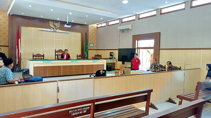 DICABUT: Hakim Muhammad Arief Fatony memimpin sidang praperadilan Fathor Rachman di PN Pamekasan, Jumat (6/9). (KEJARI PAMEKASAN UNTUK JPRM)