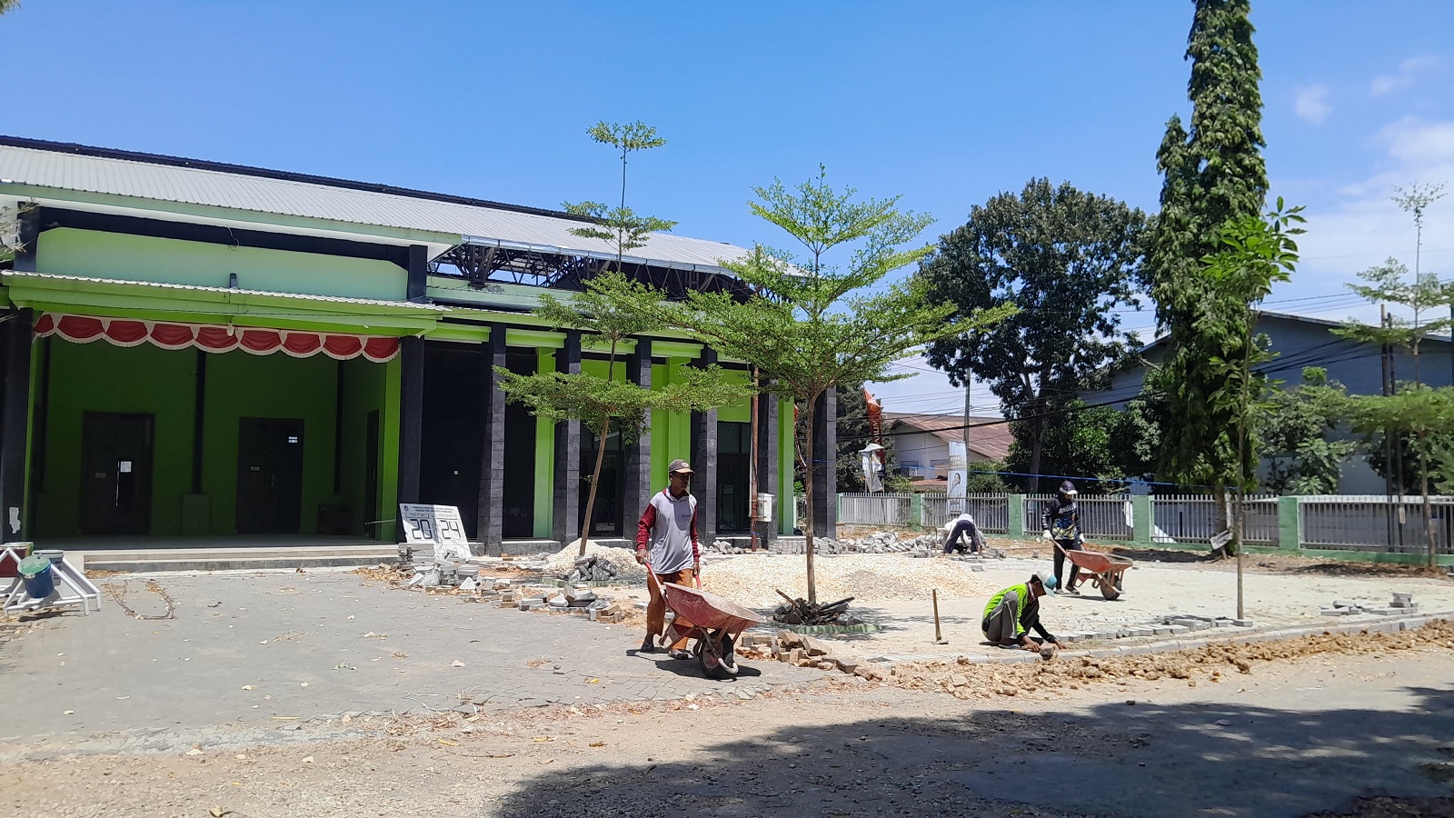 SIBUK: Pengerjaan rehab pavingisasi halaman GOR Sahabat Nyalaran, Pamekasan, Minggu (8/9).