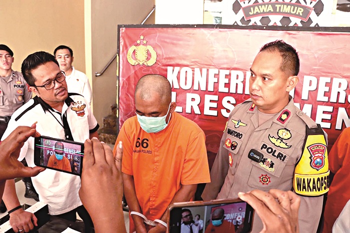 TERTUNDUK: Wakapolres Kompol Trie Sis Biantoro (kanan) saat memimpin rilis kasus dugaan rudapaksa di Mapolres Sumenep pada Minggu (2/9). (POLRES SUMENEP UNTUK JPRM)