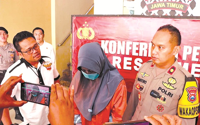 GALI KETERANGAN: Kasatreskrim Polres Sumenep AKP Irwan Nugraha (berkacamata) menginterogasi tersangka E.