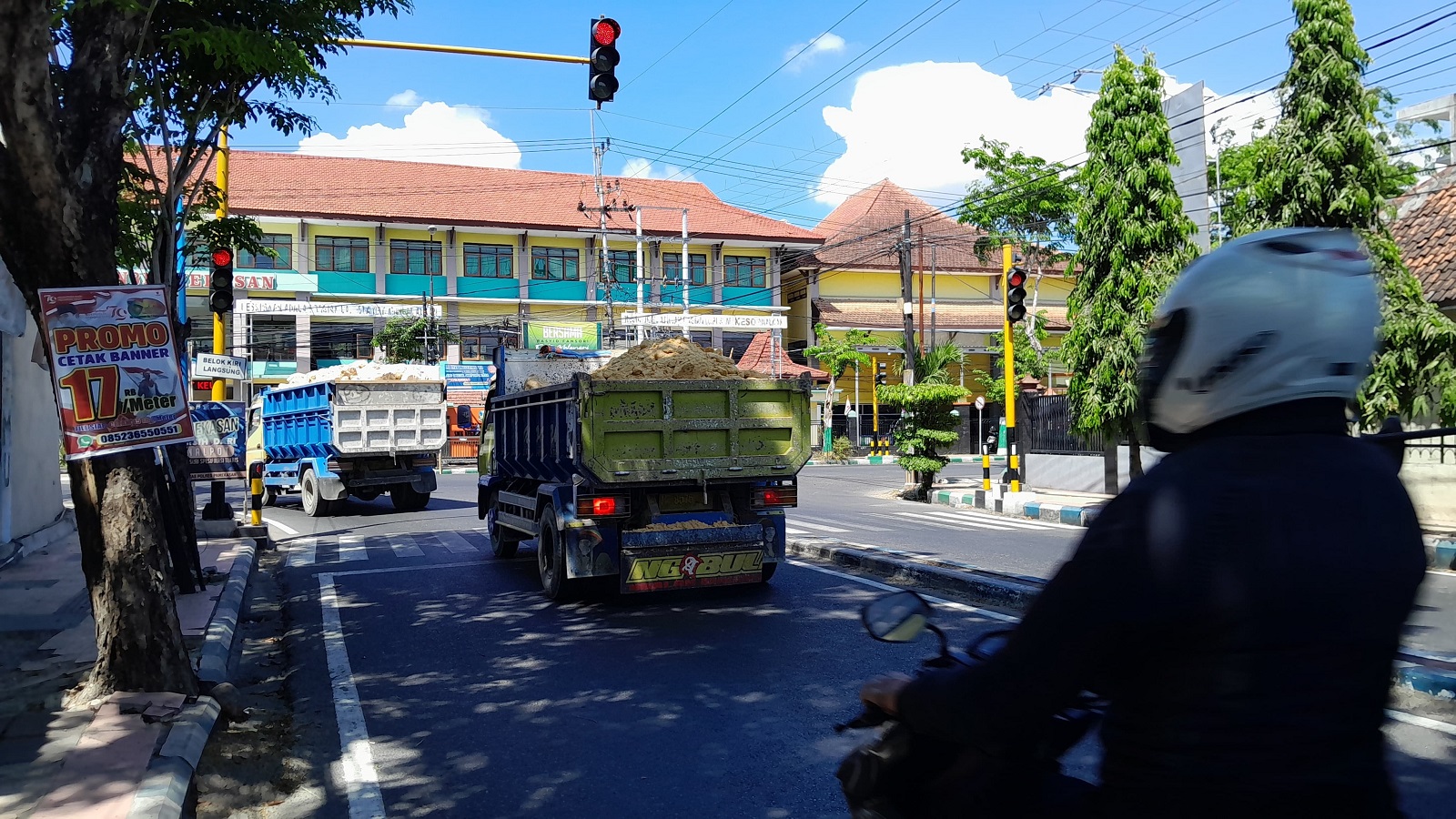 NAKAL: Truk pengangkut sirtu tanpa penutup hilir mudik di Jalan Pintu Gerbang menuju Jalan Kabupaten Minggu (8/9).