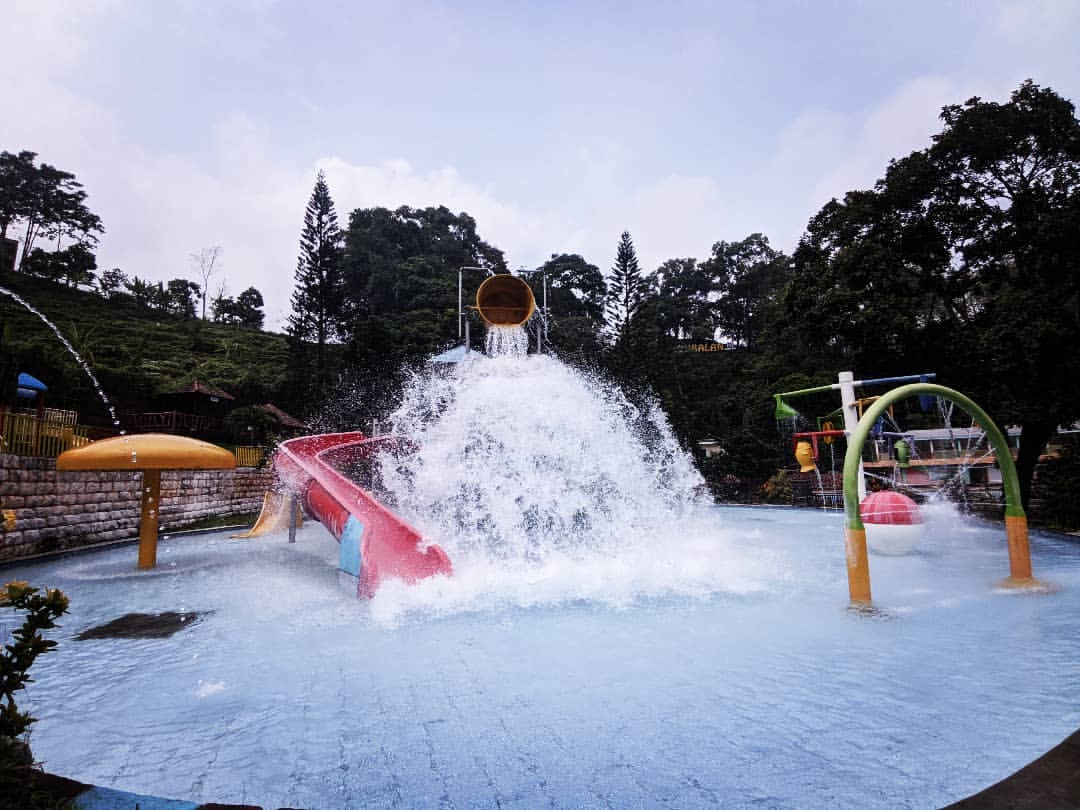 wisata buatan Ubalan Waterpark Mojokerto