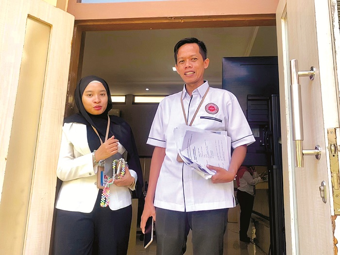 SELESAI SIDANG: Penasihat hukum terdakwa keluar dari ruang sidang di PN Pamekasan Senin (9/9). (MOH. IQBAL AFGANI/JPRM)