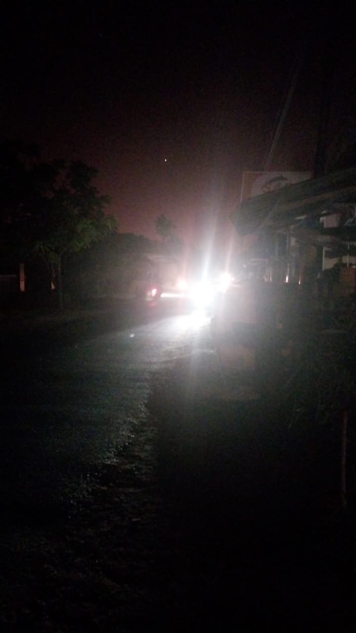DIKELUHAN: Kondisi Jalan Raya Arjasa di Desa Laok Jangjang pada Sabtu (7/9) malam. (ARIS UNTUK JPRM)