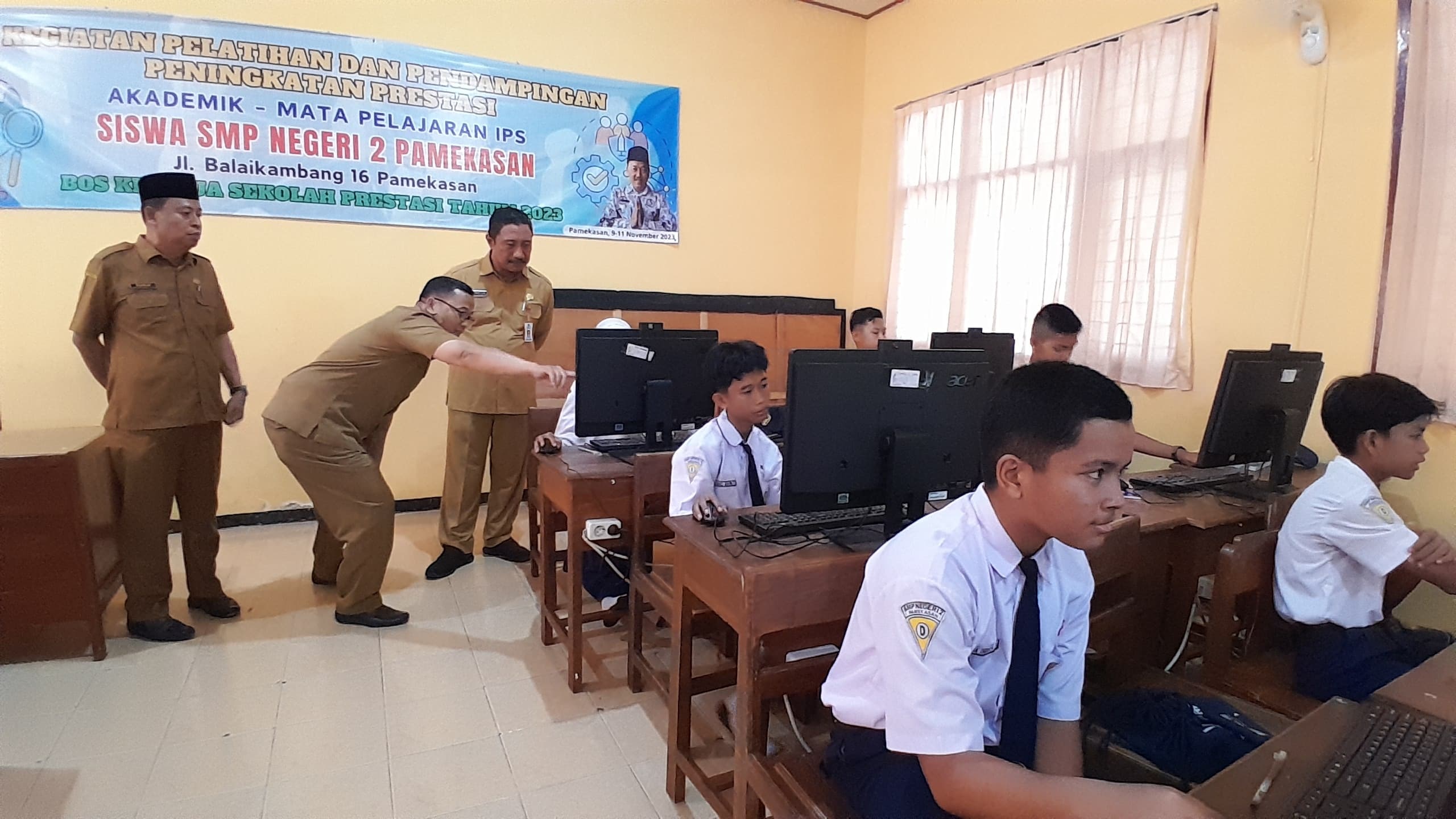 LANCAR: Kepala Disdikbud Pamekasan Moh. Alwi memantau melaksanakan ANBK gelombang pertama di SMPN 2 Pamekasan kemarin. (M. KHOLIL RAMLI/JPRM)