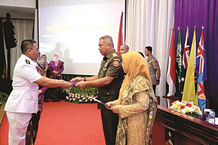 SIMBOLIS: Plt Gubernur Lemhannas RI Letjen Eko Margiyono (kanan) menyerahkan ijazah kepada Kolonel Laut (S) Winarko Sihwidodo di kantor Lemhannas Jakarta pada Selasa (27/8). (ISTIMEWA)