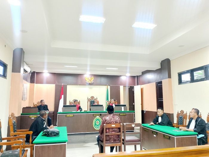 DITUNDA: Terdakwa Pj Kades Ragung Irham Nurdayanto menghadiri sidang di PN Sampang Selasa (10/9). (UBAIDILLAHIR RAIE/JPRM)