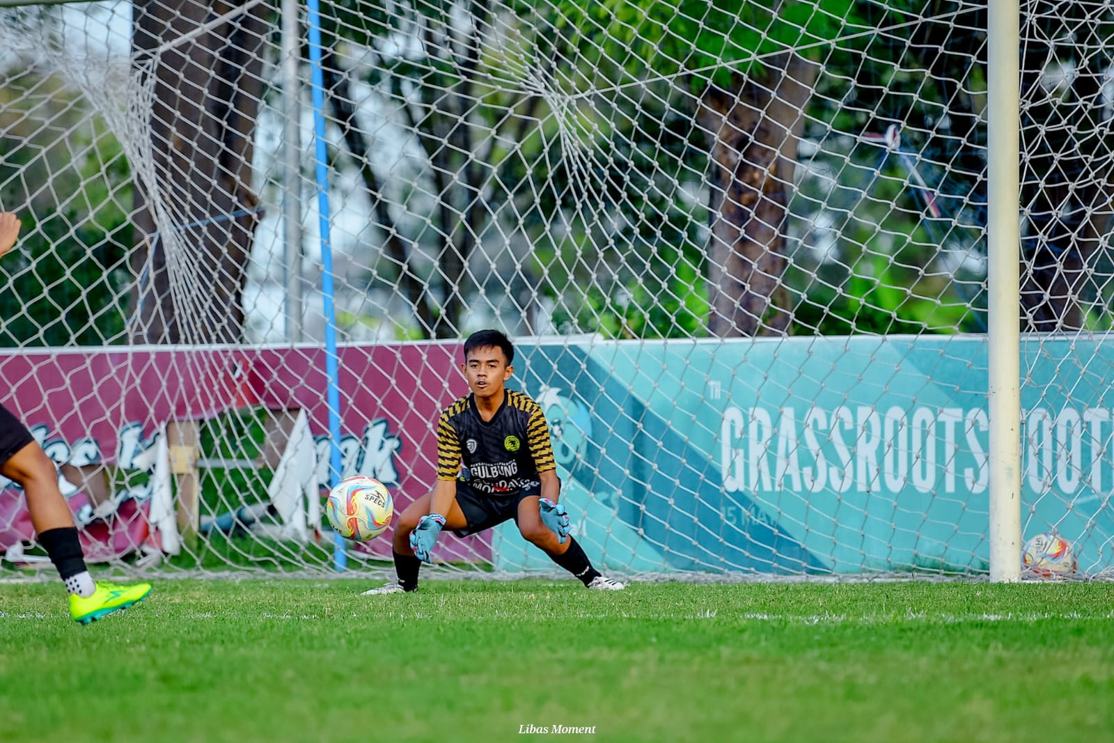 DITANTANG EPA AREMA FC: Penjaga Gawang PSG Gulbung Moh. Farid berusaha menangkap bola saat laga melawan tim akademi Deltras Sidoarjo di lapangan Deltras Sidoarjo, Juli 2024.