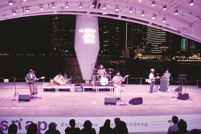 MEMUKAU: Para musisi grup band Lorjhu ketika tampil di DBS Foundation Outdoor Theatre, Esplanade, Singapura, Sabtu (7/9). (CHAIRIL ANWAR UNTUK JPRM)
