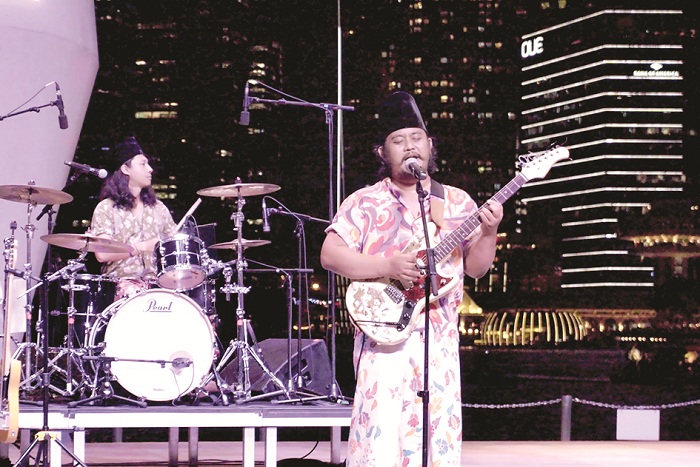 MEMBANGGAKAN: Vokalis sekaligus gitaris grup band Lorjhu Badrus Zeman tampak menghayati lagu yang dibawakan saat tampil di DBS Foundation Outdoor Theatre, Esplanade, Singapura, Sabtu (7/9).