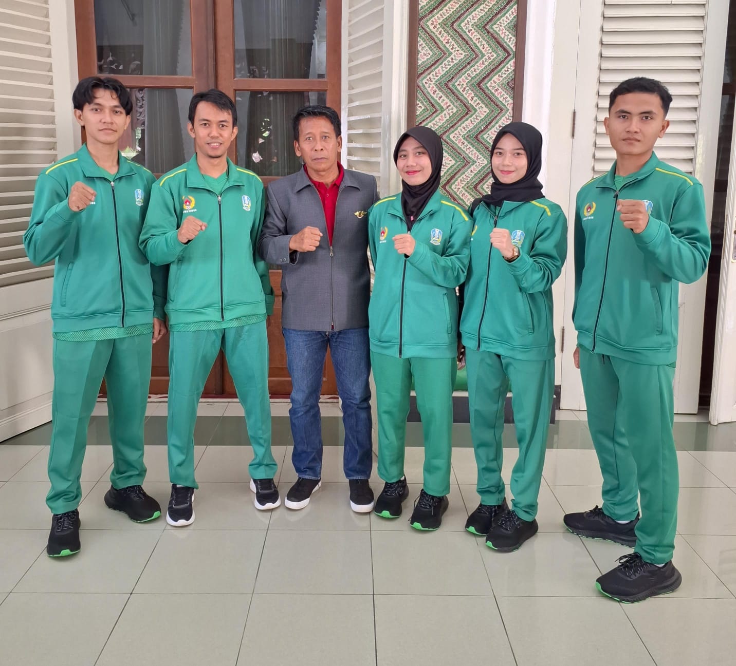 BERTANDING: Atlet TI Pamekasan berfoto dengan Ketum KONI Pamekasan Djohan Susanto (tiga dari kiri) dan Pelatih TI Sudiyanto (dua dari kiri) di Peringgitan Dalam, Pamekasan, Selasa (3/9).