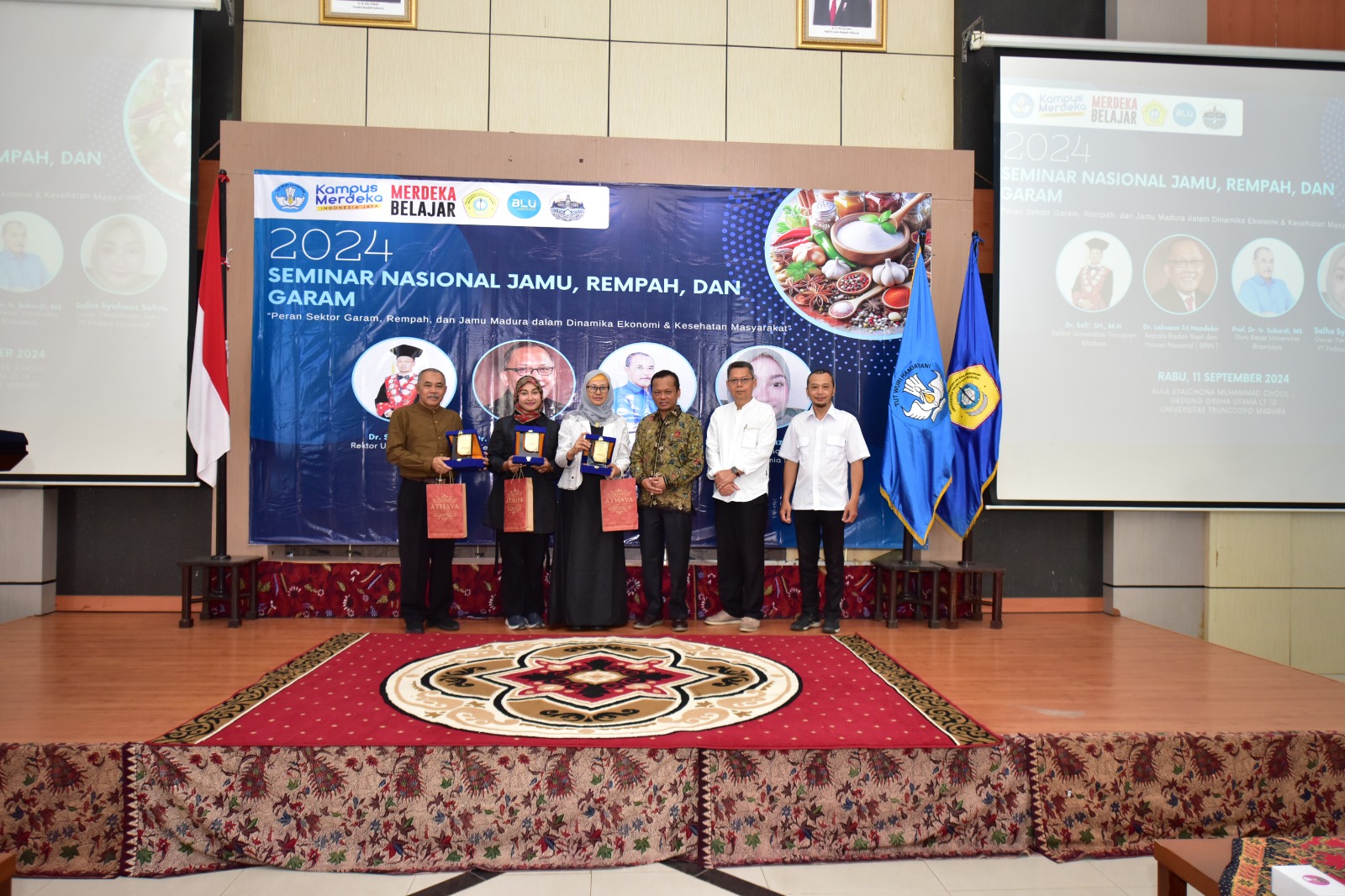 VISIONER: Rektor UTM Dr. Syafi, SH., M.H. dan ketua LPPM bersama keynote speaker saat Seminar Nasional Jamu, Rempah, dan Garam pada Rabu (11/9). (UTM UNTUK JPRM)