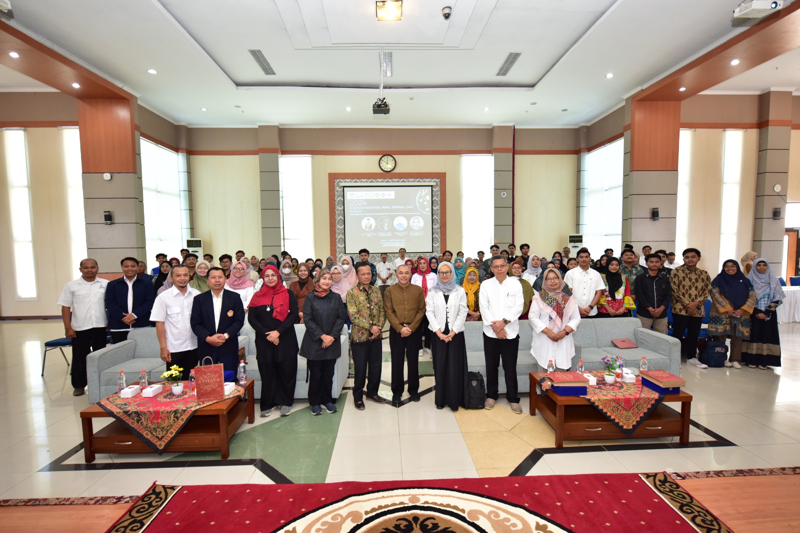GUYUB: Rektor UTM Dr. Syafi, SH., M.H. bersama peserta Seminar Nasional Jamu, Rempah, dan Garam, di Graha Utama, Rabu (11/9). (UTM UNTUK JPRM)