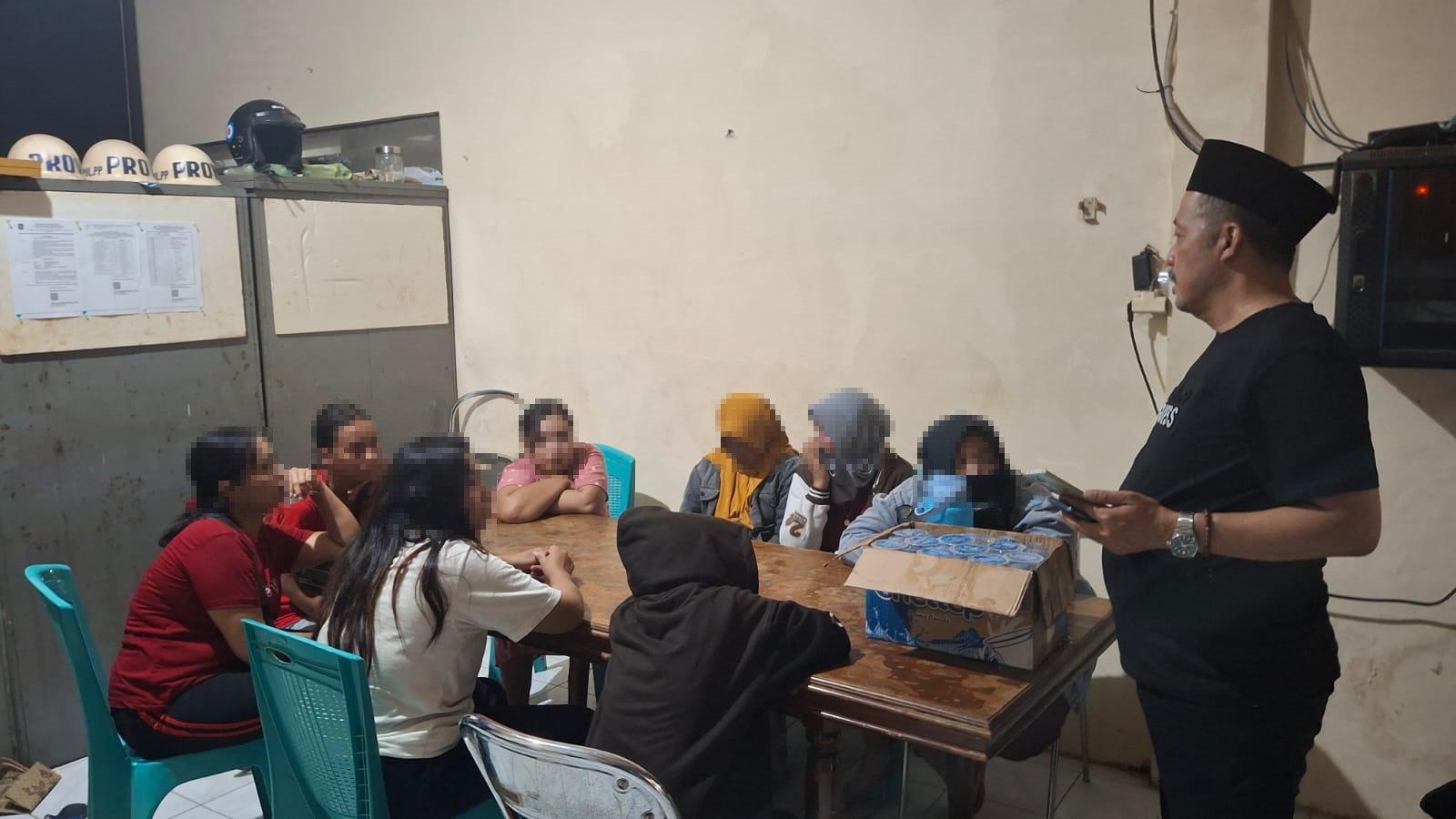 TERTUNDUK: PSK berhasil diamankan di kantor Satpol PP Sumenep, Jumat (6/9).