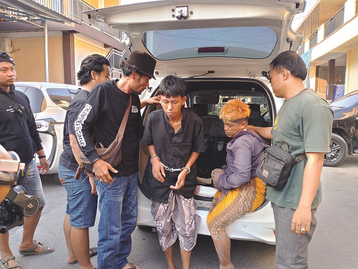 BERSARUNG: Residivis curanmor R (dua dari kanan)&nbsp;ditangkap Satreskrim Polres Sampang bersama H di Desa Taddan, Kecamatan Camplong, Senin (2/9). (UBAIDILLAHIR RAIE/JPRM)