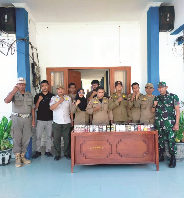 HASIL OPERASI: Satgas pemberantasan rokok ilegal menunjukkan barang rampasan hasil operasi di kantor Satpol PP Sampang&nbsp;Rabu (11/9). (SATPPOL PP UNTUK JPRM)