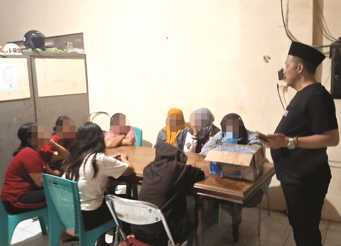 TERJARING RAZIA: Sejumlah PSK diamankan di kantor Satpol PP Sumenep pada Jumat (6/9). (MOH. LATIF/JPRM)