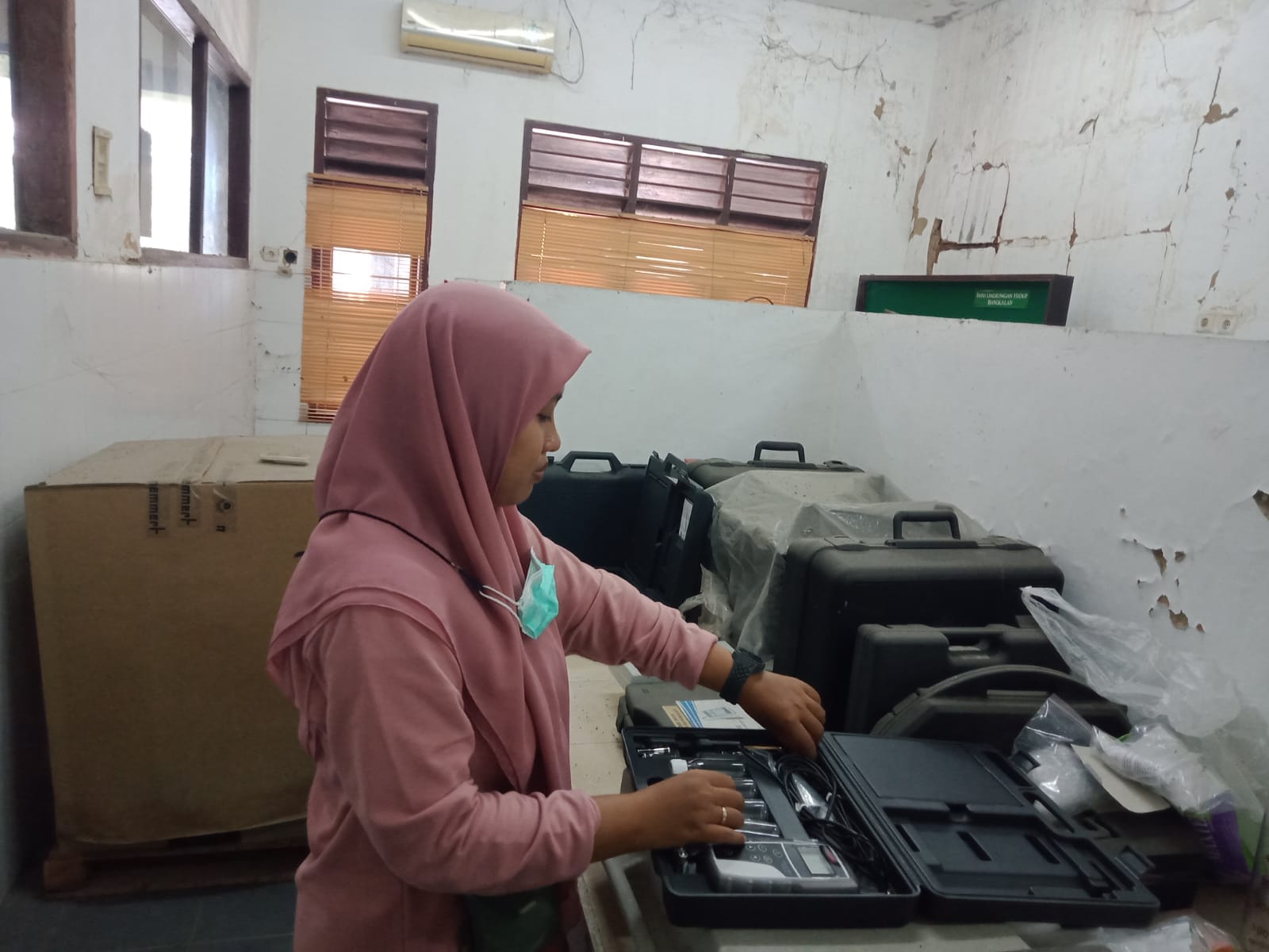 KURANG PERALATAN: Tenaga Analis Laboratorium DLH Bangkalan mengecek peralatan di laboratorium DLH, Kamis (12/9). (IMAMUDIN/JPRM)
