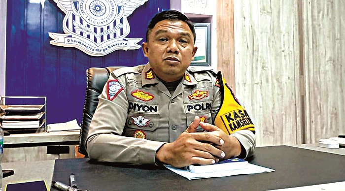 BERSAHAJA: Kasatlantas Polres Bangkalan AKP Diyon Fitrianto saat ditemui di ruang kerjanya Kamis (12/9). (ZEINAL ABIDIN/JPRM)