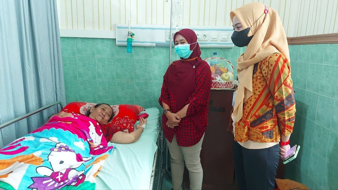 LAYANAN JKN: Pensiunan PNS, Siti Mariyatus Sakdiyah sewaktu dirawat di rumah sakit dr. H Slamet Martodirdjo Pamekasan
