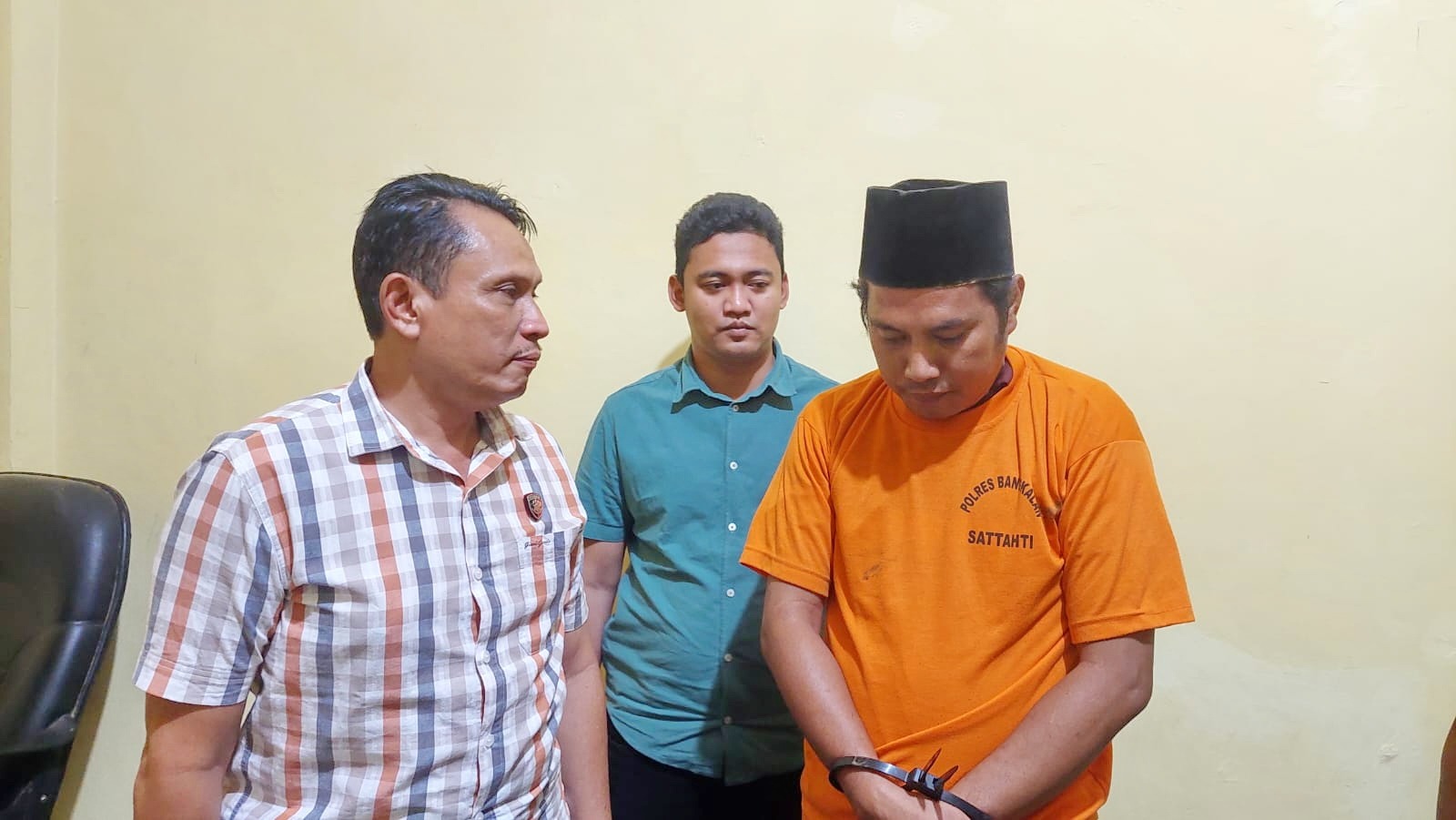 PASRAH: Tersangka Akhmat Anwar diinterogasi petugas di ruang penyidik Polres Bangkalan, Rabu (11/9). (ZEINAL ABIDIN/JPRM)