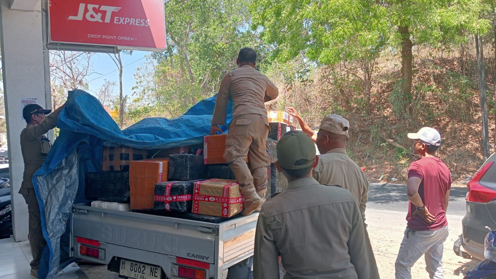 ILEGAL: Tim gabungan saat melakukan operasi di kantor J&T Omben, Sampang, Rabu (8/9).