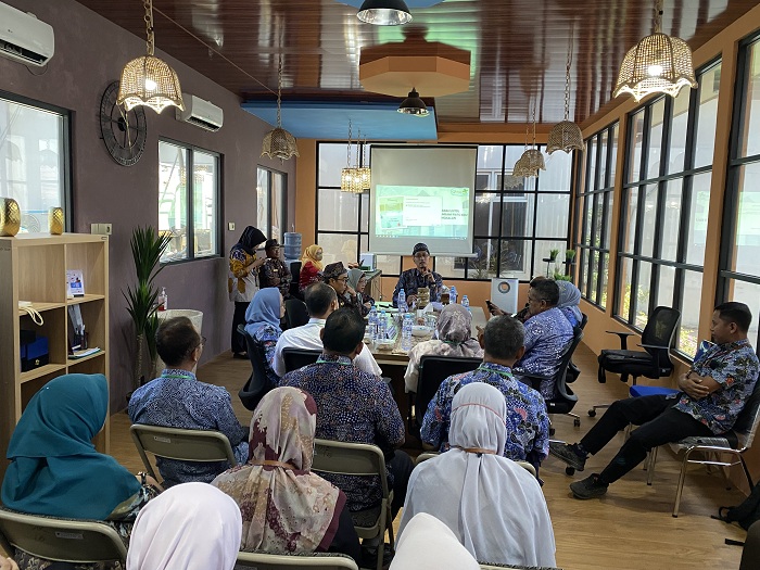 DISAMBUT POSITIF: Direktur RSUD Syamrabu Farhat Surya Ningrat memberikan pemaparan di depan manajemen RSUD Smart saat melakukan studi tiru. (JUPRI/JPRM)