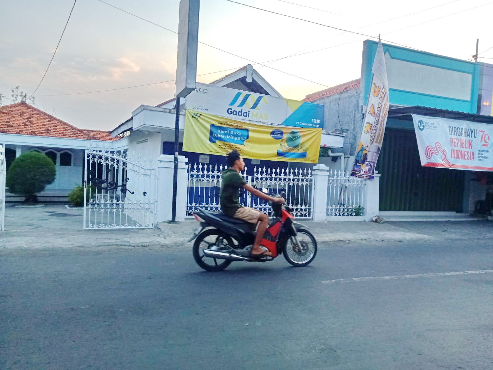 LENGANG: Pengendara melintas di depan BMT-UGT Nusantara Sidogiri di Jalan Jokotole, Kecamatan Socah, Bangkalan, Jumat (13/9). (IMAMUDIN/JPRM)