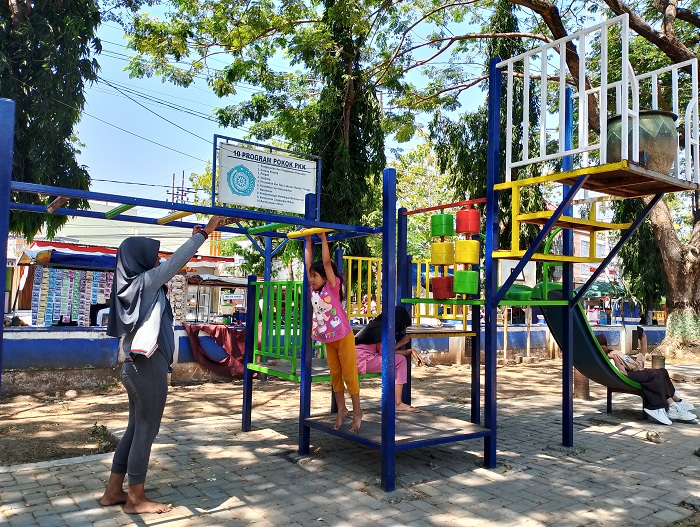 SEHAT: Anak-anak bermain di Taman Kota Sampang, Jalan Jamaluddin, Jumat (13/9). (UBAIDILLAHIR RAIE/JPRM)