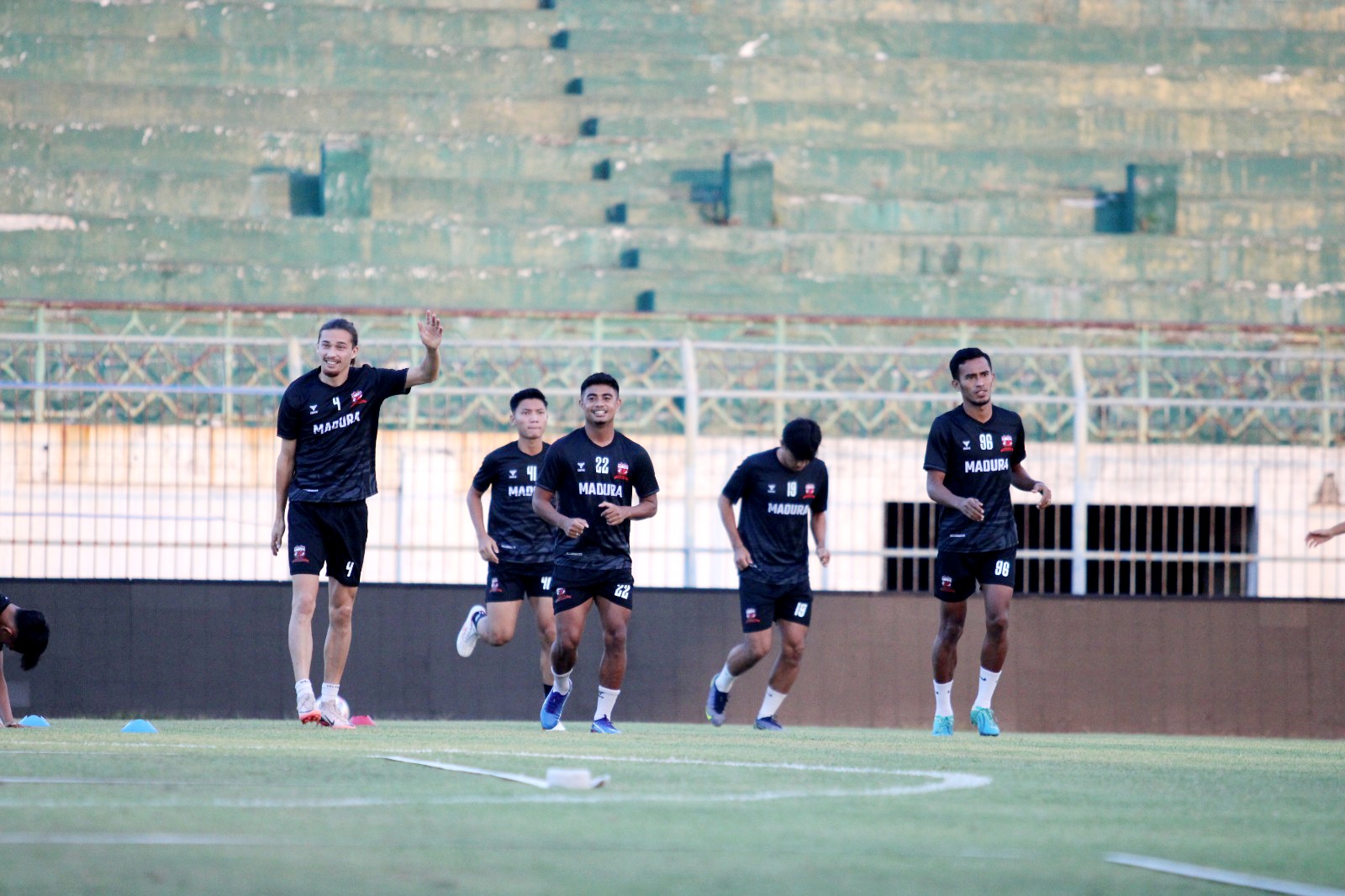 SKUAD ANDALAN: Pemain MU menjalani pemanasan saat latihan rutin di Stadion Gelora Bangkalan, Jumat (9/8). (VIVIN AGUSTIN HARTONO/JPRM)
