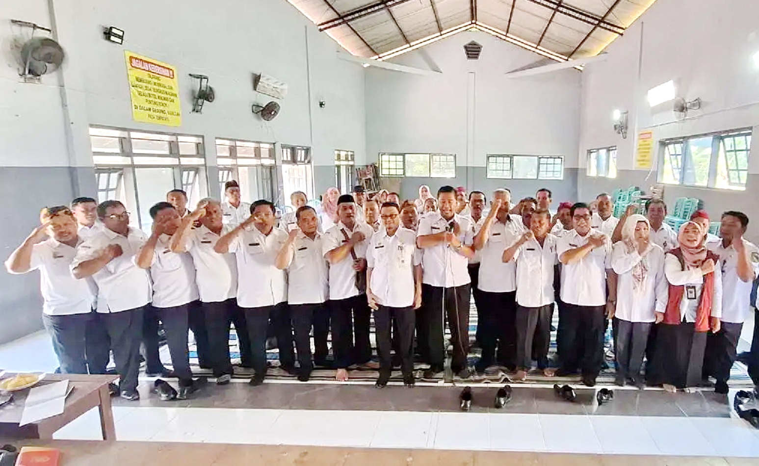 KOMITMEN: Pengawas sekolah dasar dan KKKS Pragaan berfoto bersama dalam acara pembinaan sekolah responsif gender, Rabu (11/9). (DISPENDIK SUMENEP UNTUK JPRM)