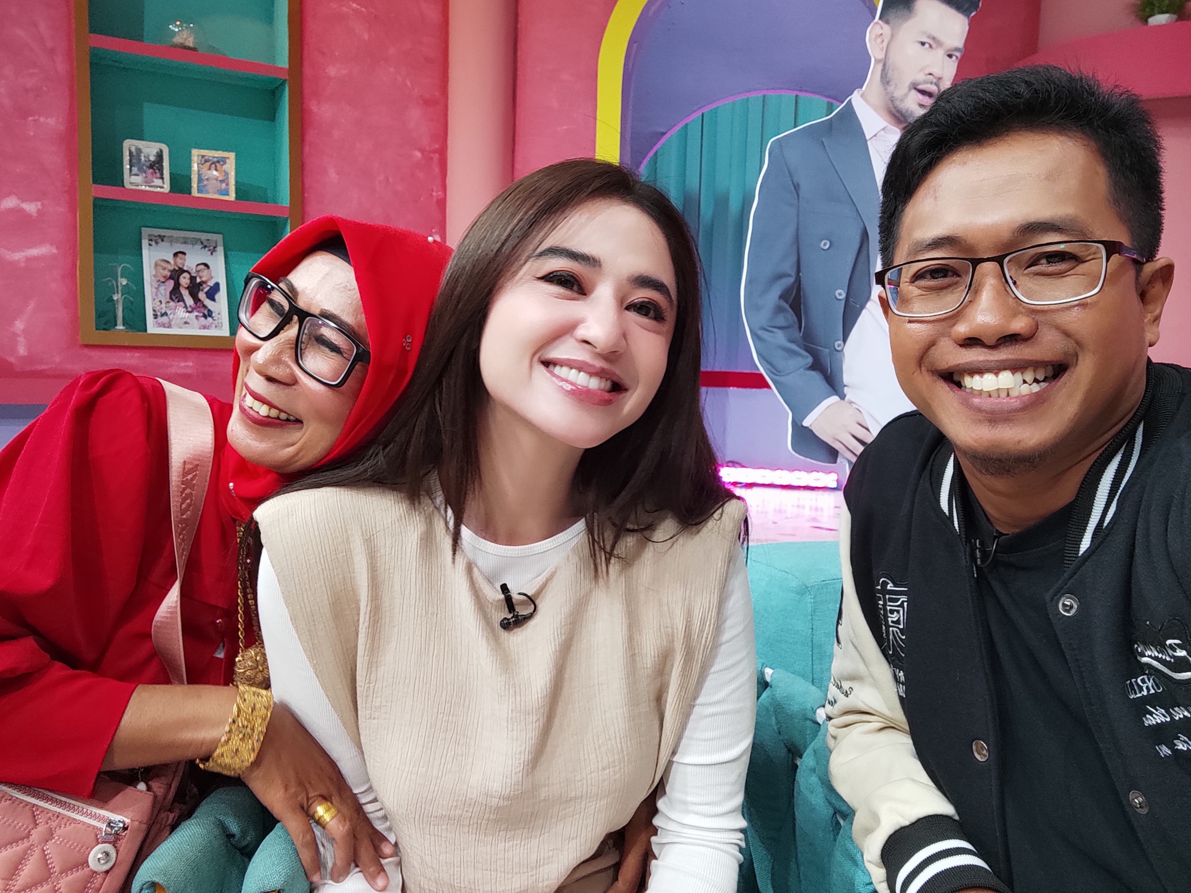 VIRAL: Inang Pelangi bersama Dewi Perssik saat menjadi bintang tamu di acara Pagi-Pagi Ambyar Trans TV di Jakarta. (INANK PELANGI UNTUK JPRM)