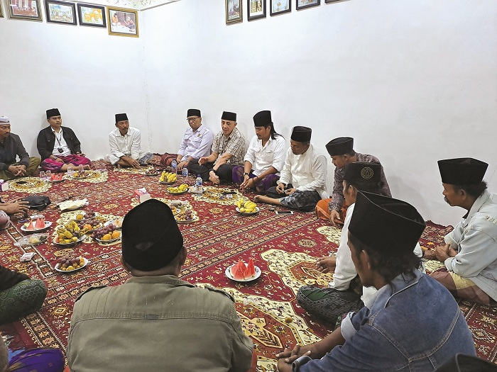 KOMUNIKATIF: Pj Bupati Bangkalan Arief M. Edie (kemeja kotak-kotak) berdialog interaktif dengan warga di Desa Kanagarah, Kecamatan Konang, Jumat (14/9) malam. (PROKOPIM UNTUK JPRM)