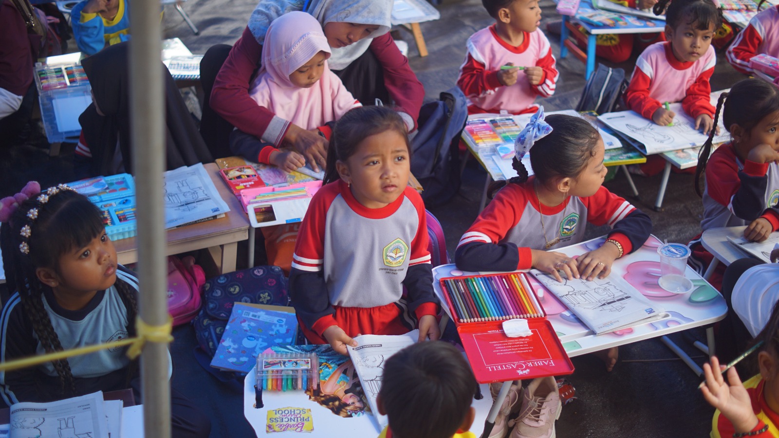 HARAPAN: Puluhan siswa PAUD di Kecamatan Rubaru, Sumenep, mengikuti lomba mewarnai yang berlangsung di halaman kantor kecamatan, Rabu (28/8). (MOH. LATIF/JPRM)