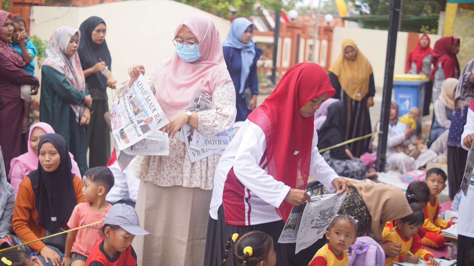 DISEBAR: Panitia memberikan lembaran koran sebagai media mewarnai kepada peserta lomba Fun Colouring Competition di Kecamatan Rubaru.