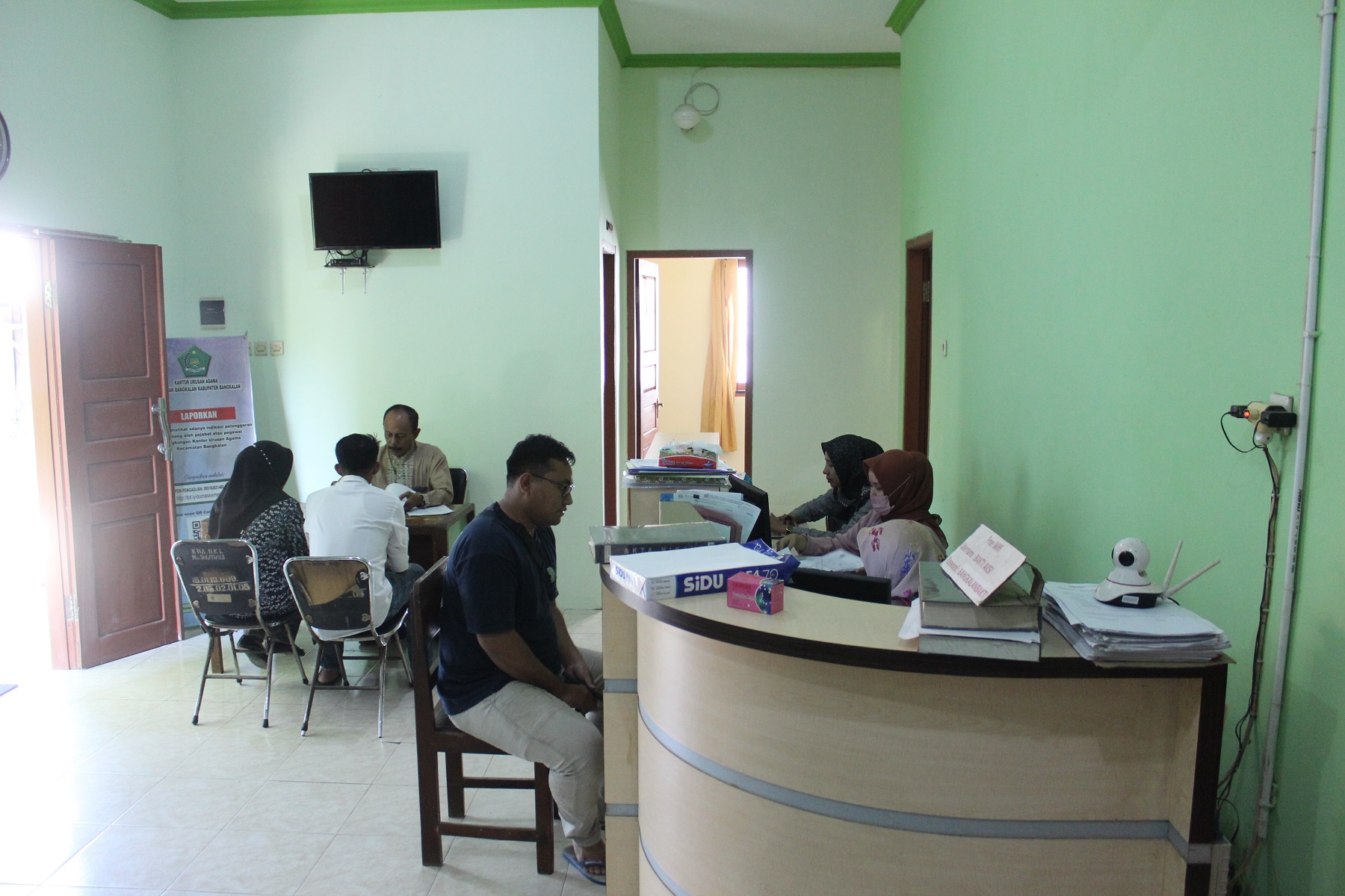 PENGGANTI BUKU NIKAH: Warga tengah mengurus permohonan kartu nikah digital di KUA, Kecamatan Bangkalan, Jumat (13/9).