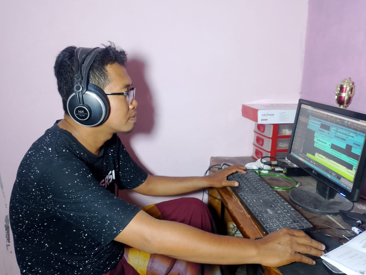 PRODUKTIF: Inank Pelangi mengedit lagu yang dibawakan Aulia Putri di studio rumahnya, Selasa (3/9). (UBAIDILLAHIR RA&rsquo;IE/JPRM)