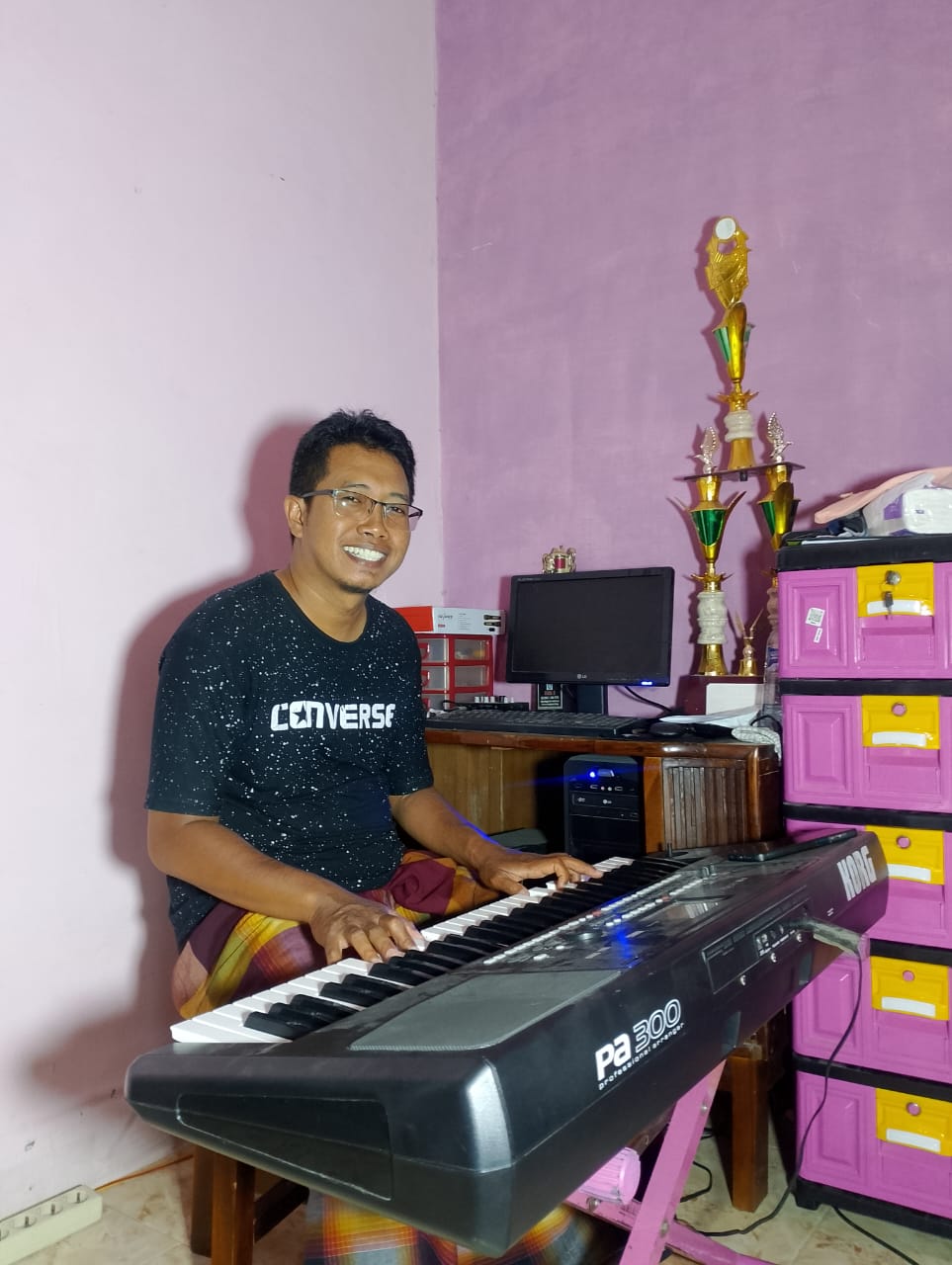KREATIF: Inank Pelangi memainkan piano di studio musiknya, Kelurahan Banyuanyar, Kecamatan Kota Sampang, Selasa (3/9). (UBAIDILLAHIR RA&rsquo;IE/JPRM)