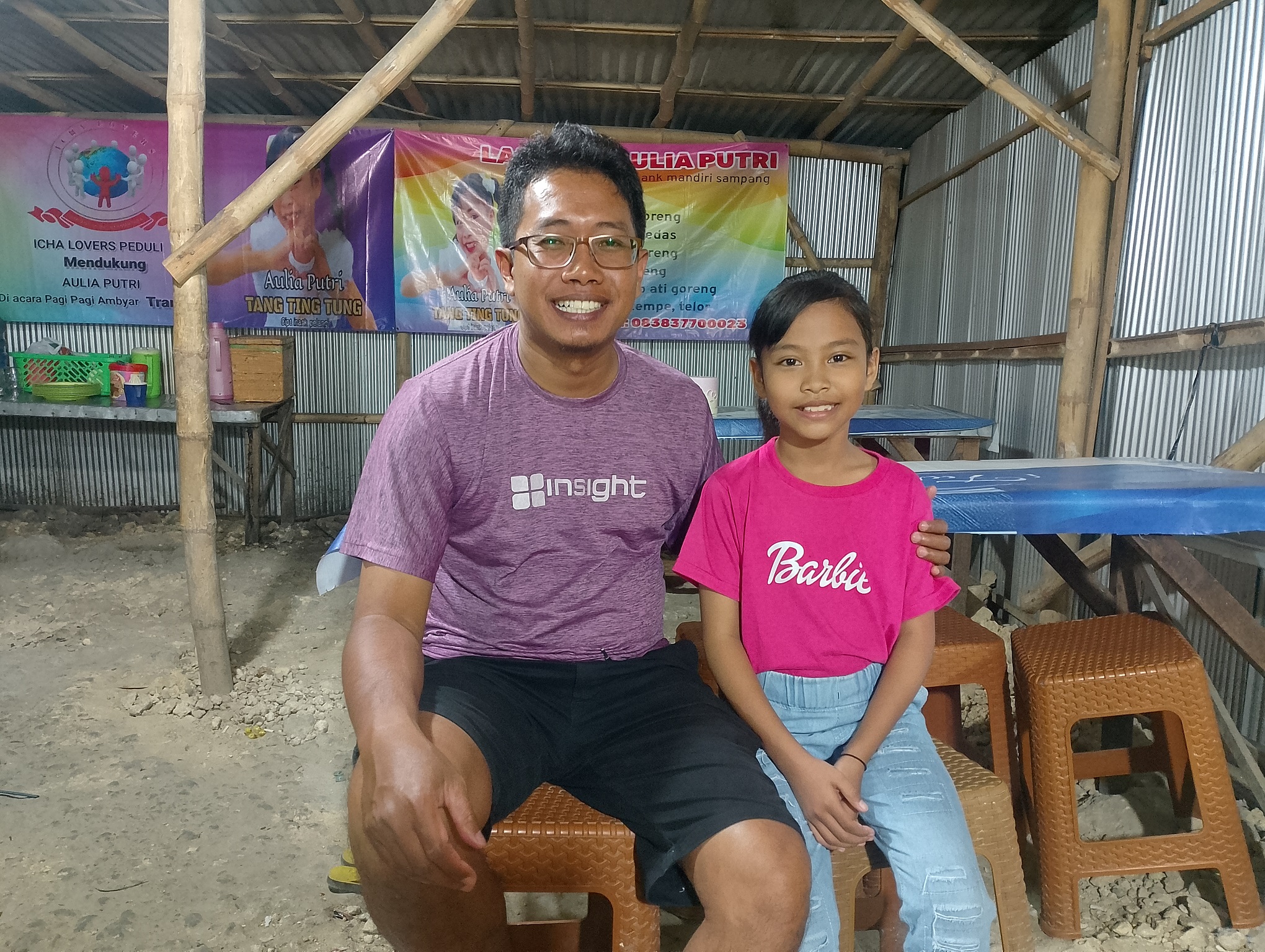 GURU MUSIK: Inank Pelangi bersama Aulia Putri saat ditemui di Warung Aulia Putri di Jalan Trunojoyo, Sampang, Kamis (29/8). (UBAIDILLAHIR RA&rsquo;IE/JPRM)