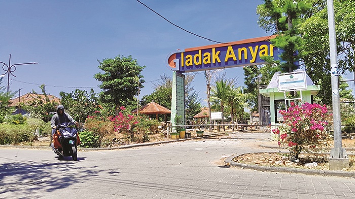 TIDAK TERAWAT: Seorang pengendara roda dua melintas di sekitar Taman Gladak Anyar, Pamekasan, Minggu (15/9). (M. KHOLIL RAMLI/JPRM)