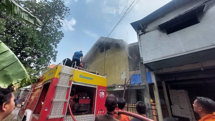 PEMBASAHAN: Petugas pemadam kebakaran berjibaku menjinakkan api yang membakar fasilitas pendidikan di Desa Keleyan, Kecamatan Socah, Selasa (10/9). (ZEINAL ABIDIN/JPRM)