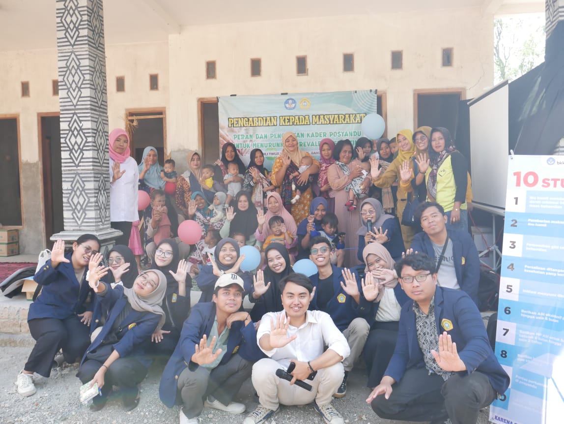 KOMPAK: Mahasiswi UTM foto bersama kader posyandu dan warga Desa Gili Timur, Kecamatan Kamal, Bangkalan, seusai acara pengabdian masyarakat. (ISTIMEWA)
