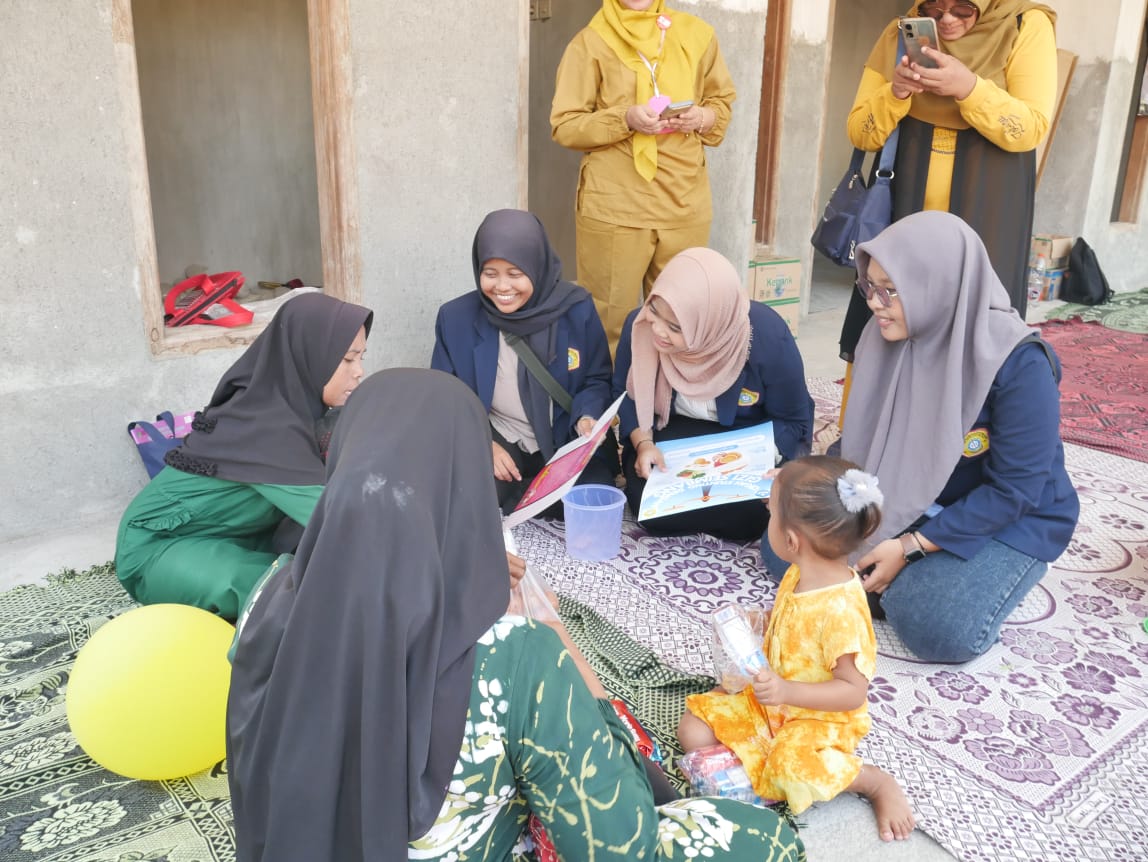 TELATEN: Mahasiswi UTM memberikan penjelasan tentang stunting kepada warga Desa Gili Timur, Kecamatan Kamal, Bangkalan. (ISTIMEWA)
