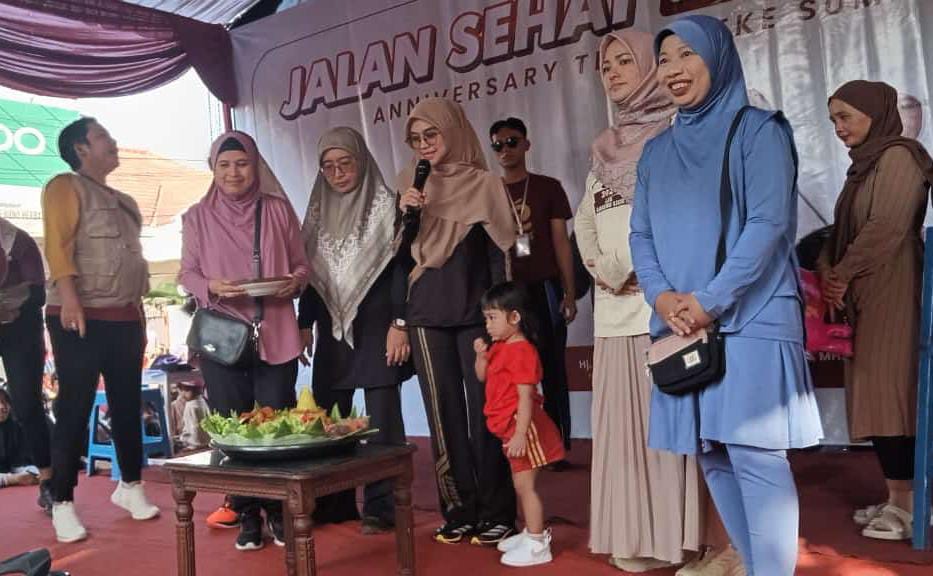 SEMARAK: Brand ambassador Keke, Ria Ricis didampingi Wabup Sumenep Dewi Khalifah saat membuka JJS Keke Tour Event 2024 di jalan Diponegoro Sumenep, Minggu (15/9).